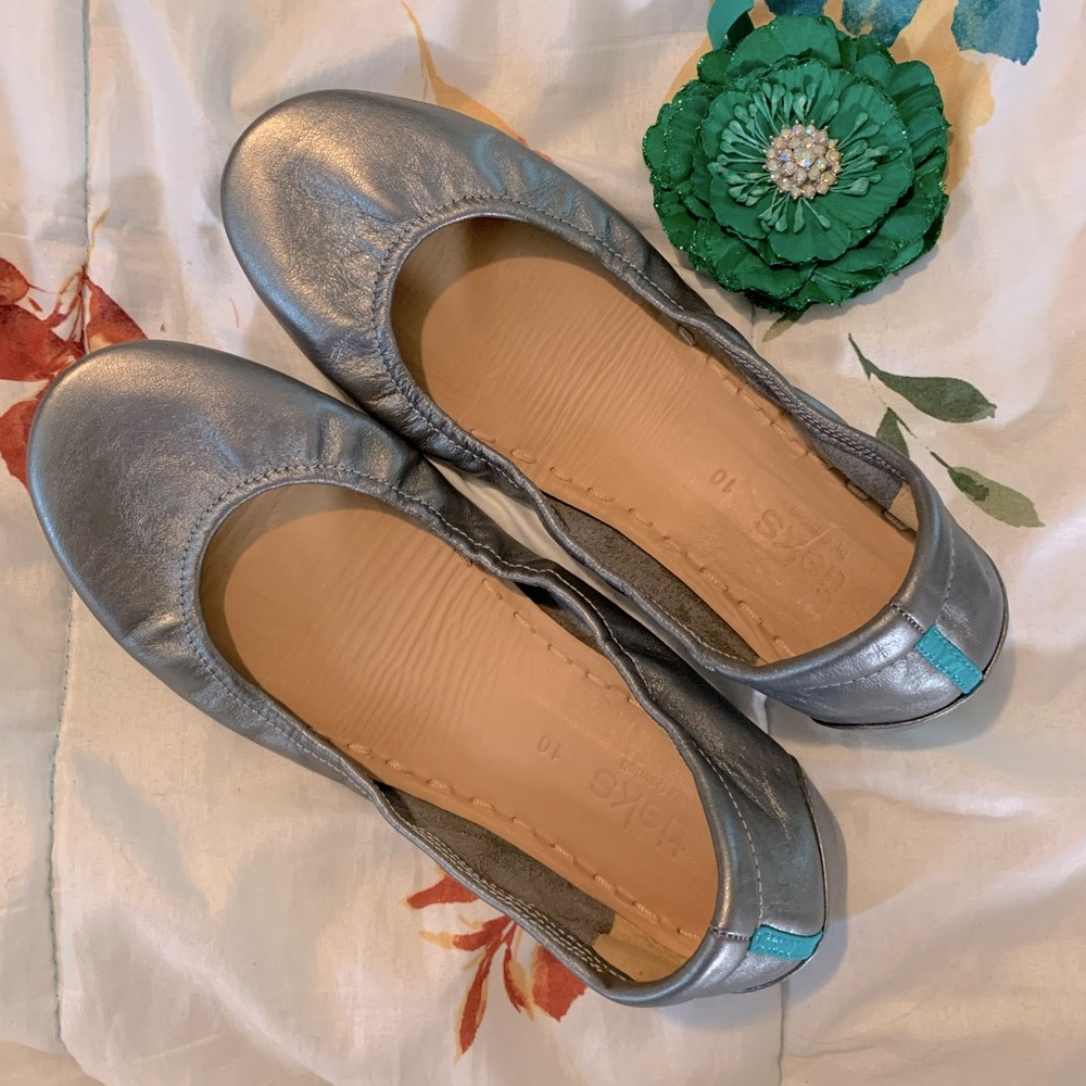 Metallic Pewter Tieks EUC size 10 *SOLD ON FB*